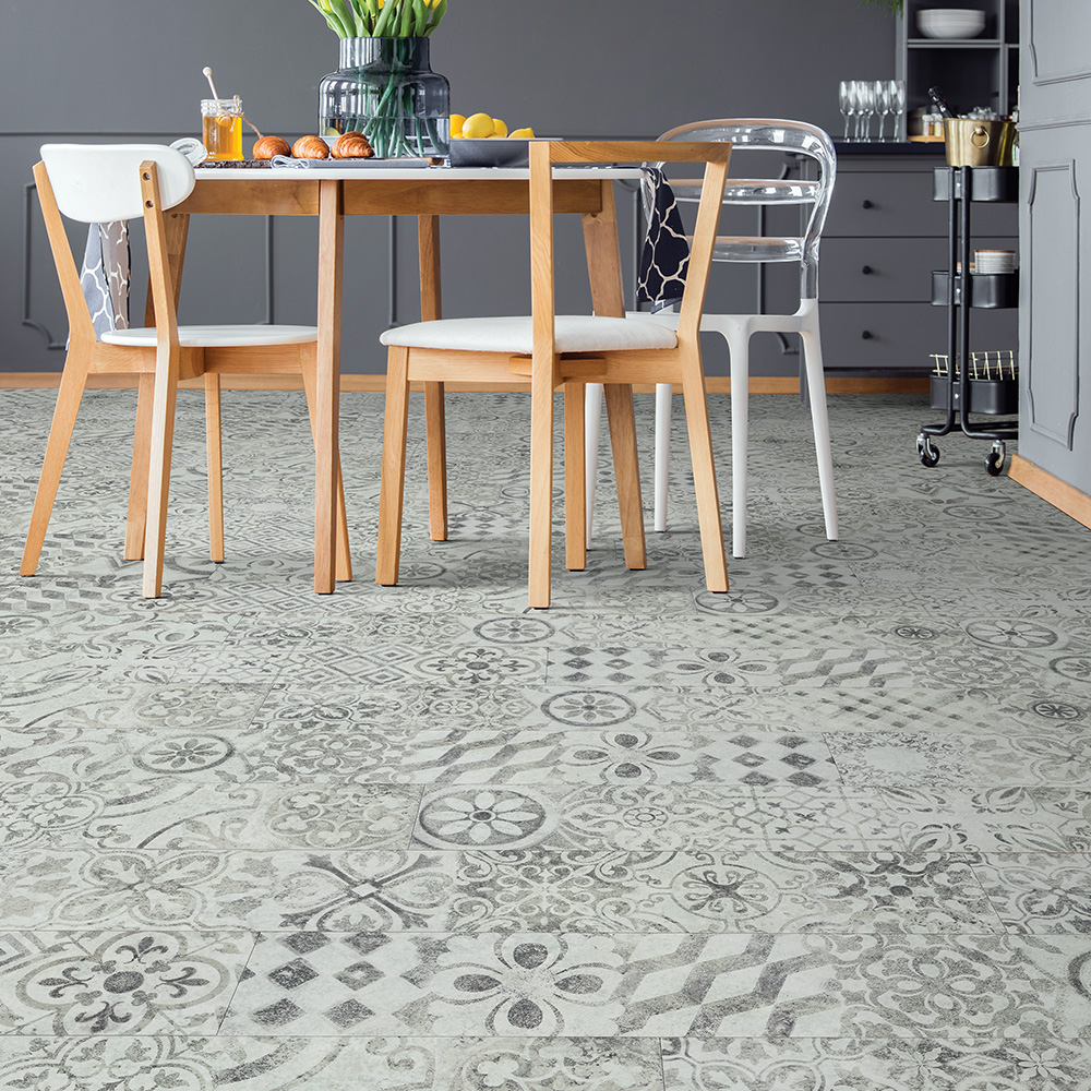 Yellow tulips in dining room RS Beaulieu 1430 0